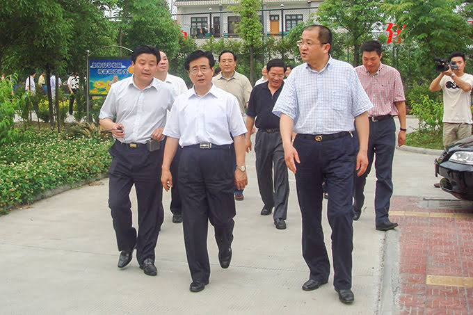 02时任曾任中央书记处书记、浙江省委书记赵洪祝来村指导工作.jpg